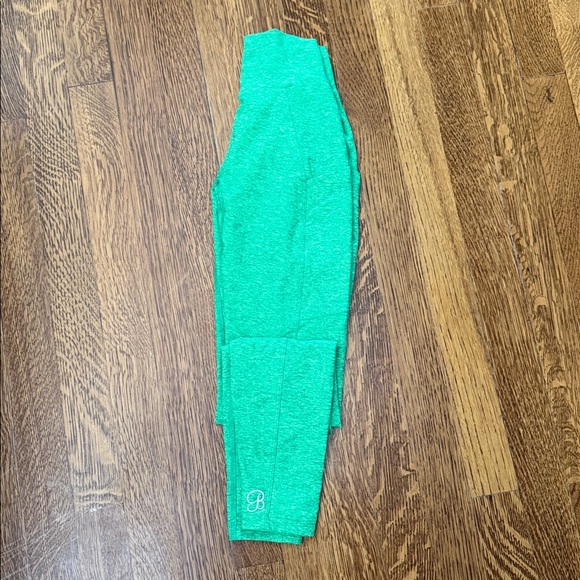 Neon V Back Heathered Green Bombshell Leggings - Picture 4 of 5